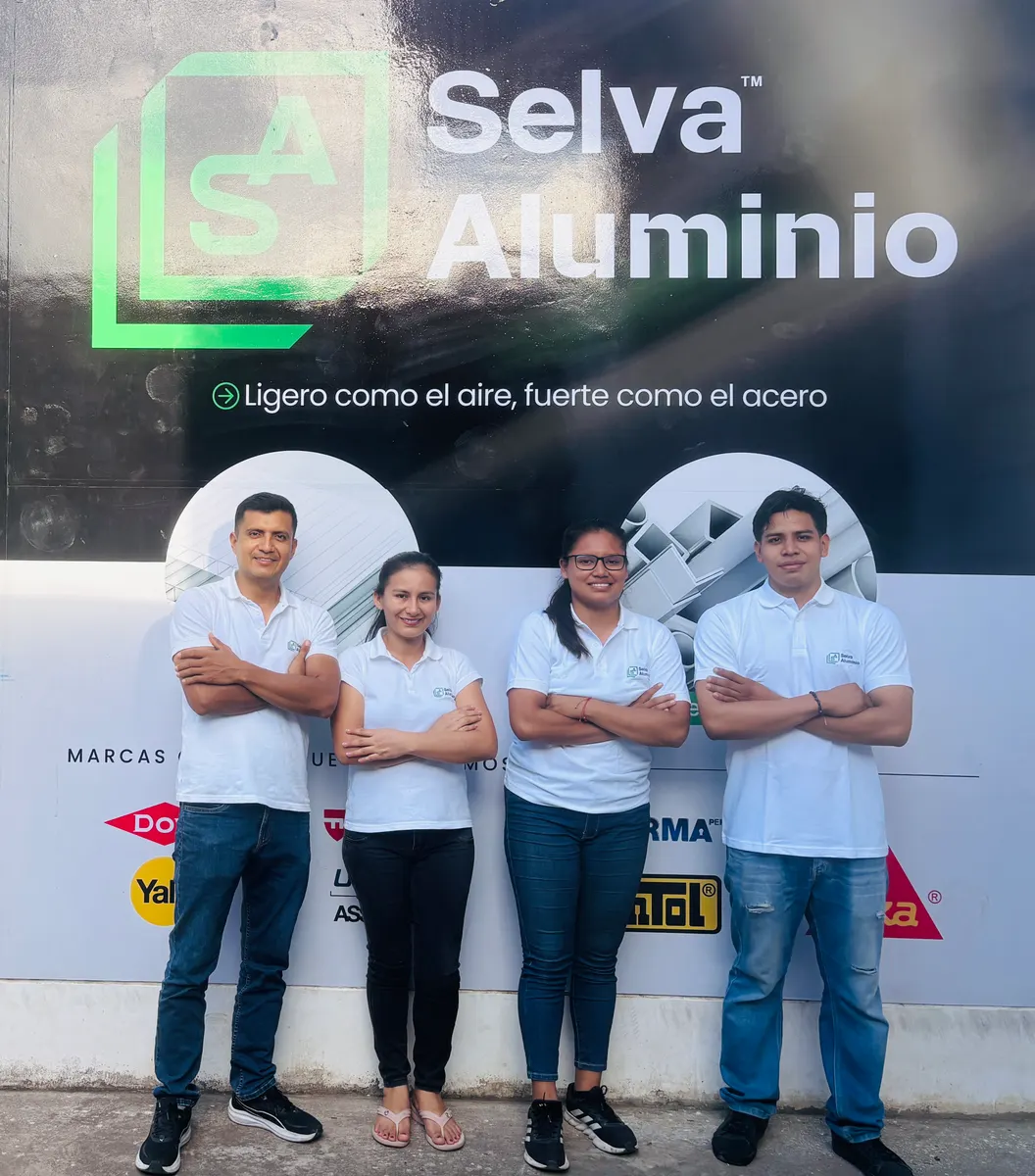 El equipo de Selva Aluminio frente al mural de la marca